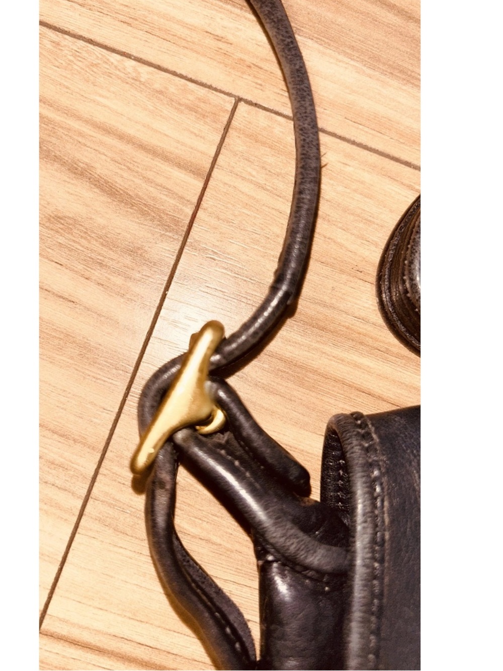 Classic Black Leather Crossbody Bag with Gold Turnlock vintage - Picture 4 of 5